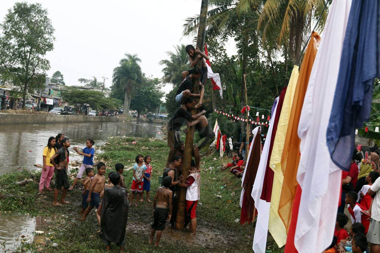 Lomba Panjat Pinang...