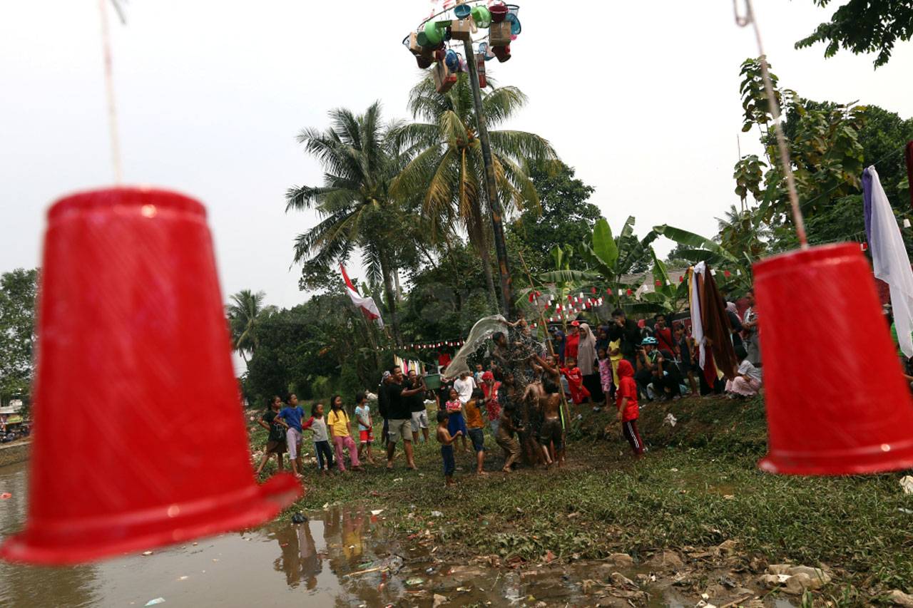 Lomba Panjat Pinang...