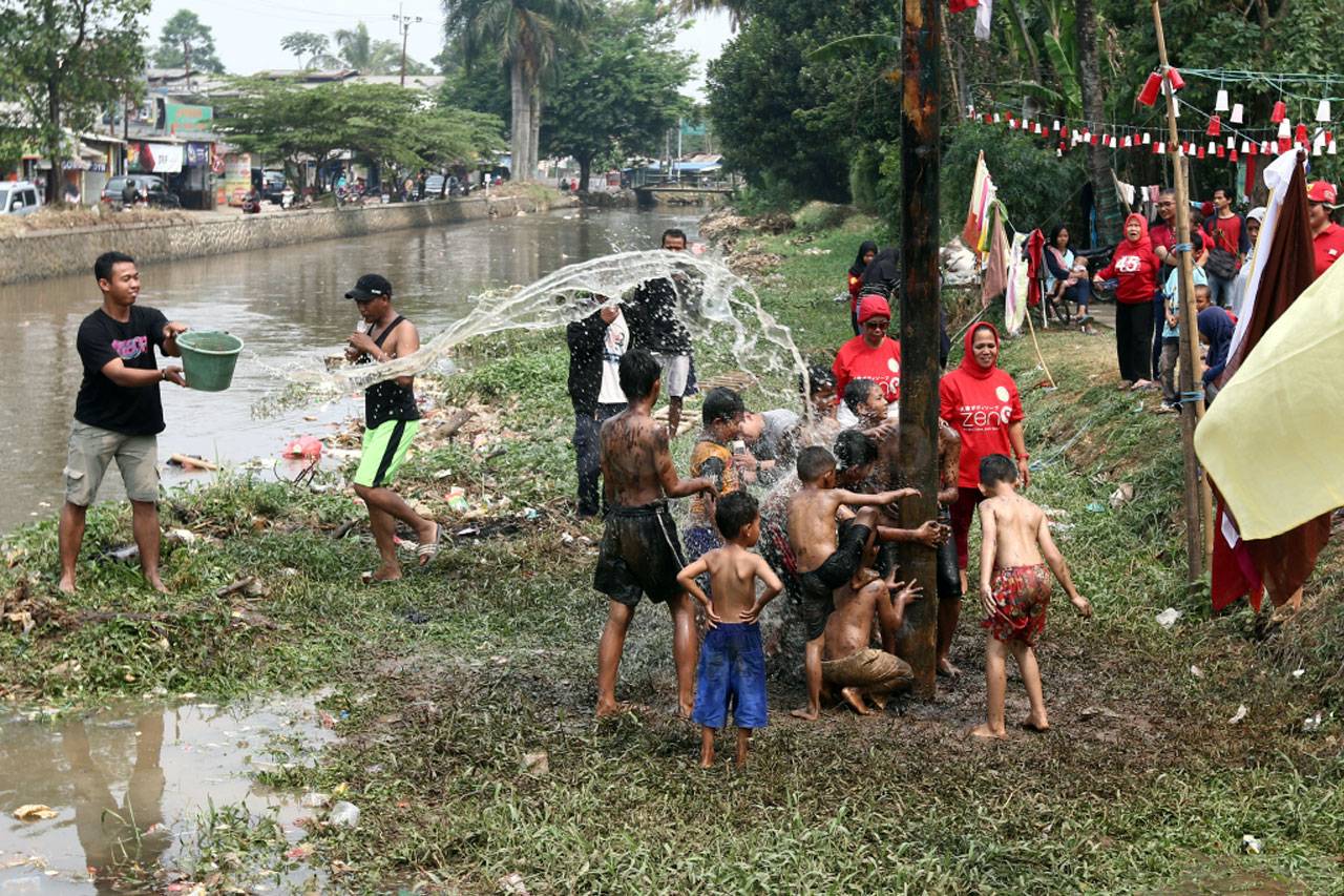 Lomba Panjat Pinang...