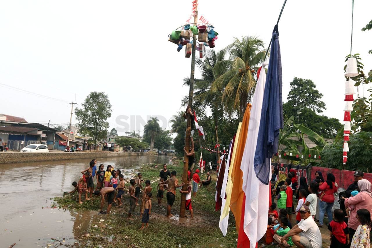 Lomba Panjat Pinang...