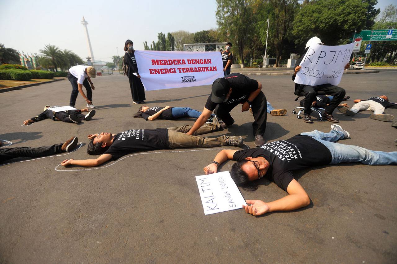 Aktivis Gelar Aksi #BersihkanIndonesia...