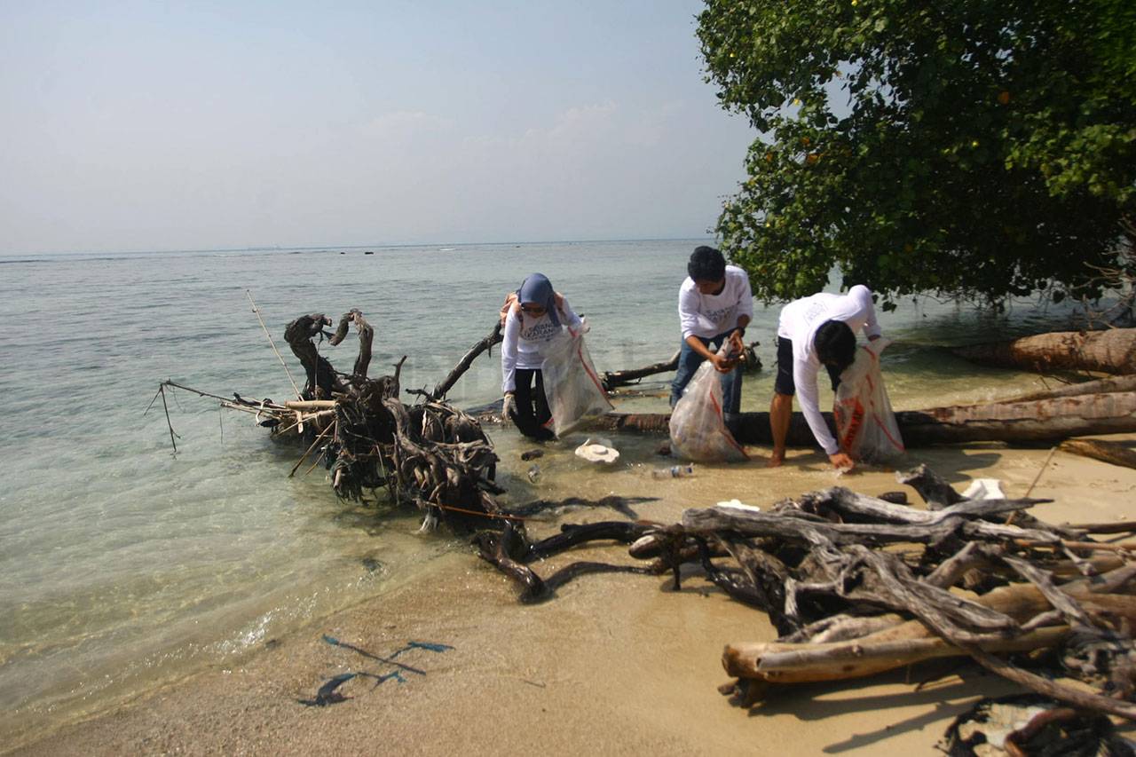 Aksi Bersih-bersih Pantai...
