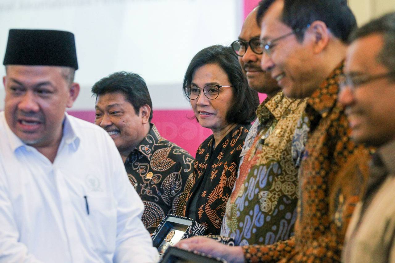Menkeu Hadiri Seminar...