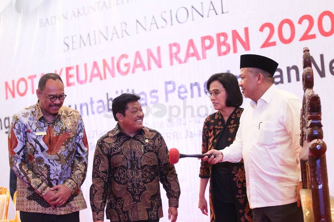 Menkeu Hadiri Seminar...