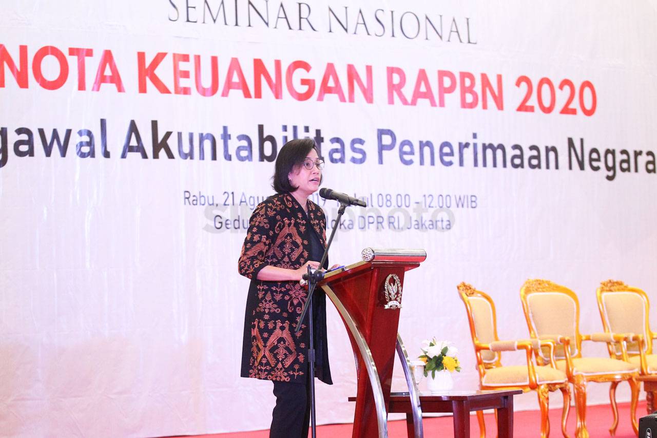Menkeu Hadiri Seminar...