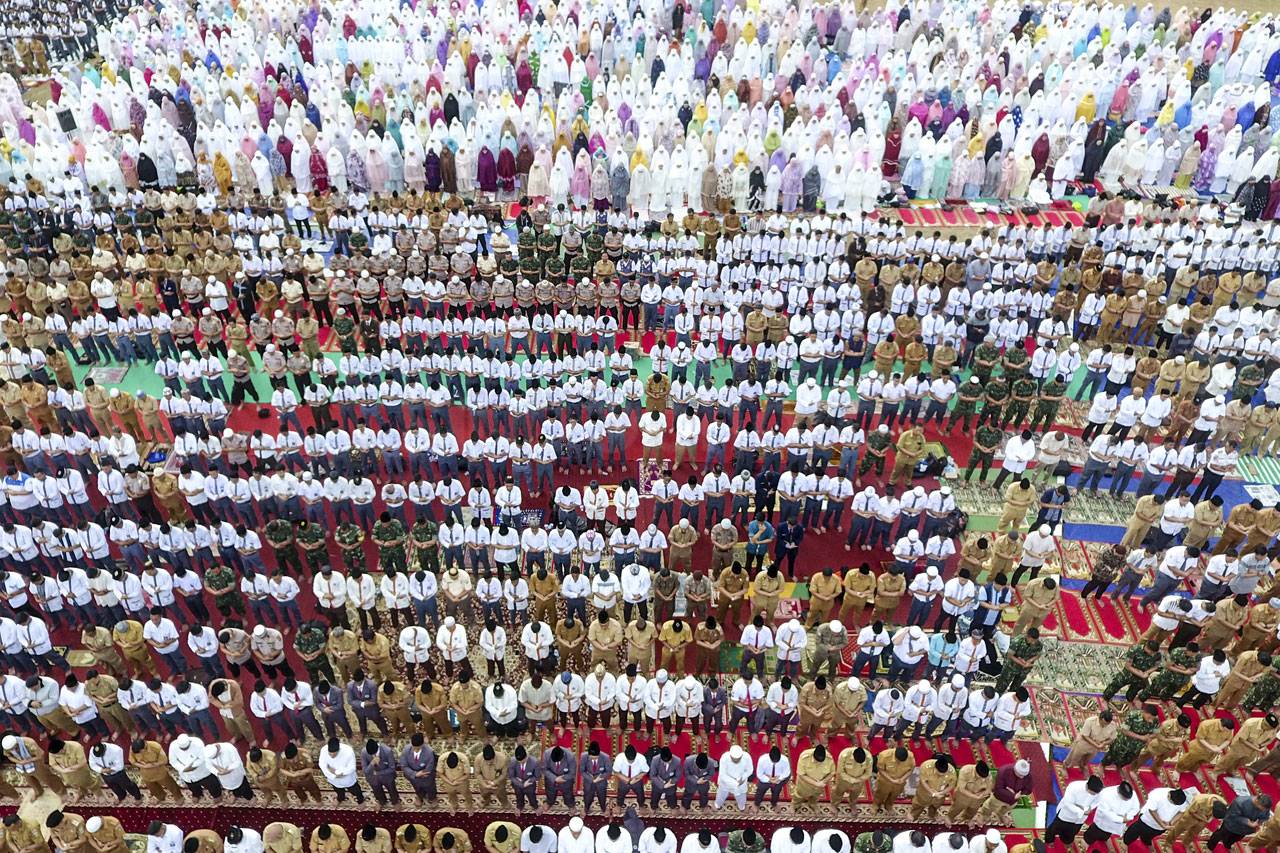 Ratusan Umat Muslim...