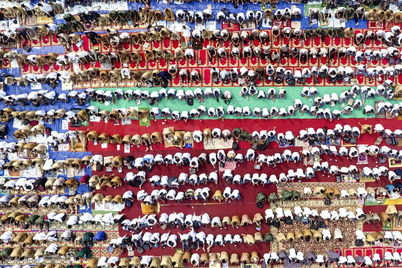 Ratusan Umat Muslim...