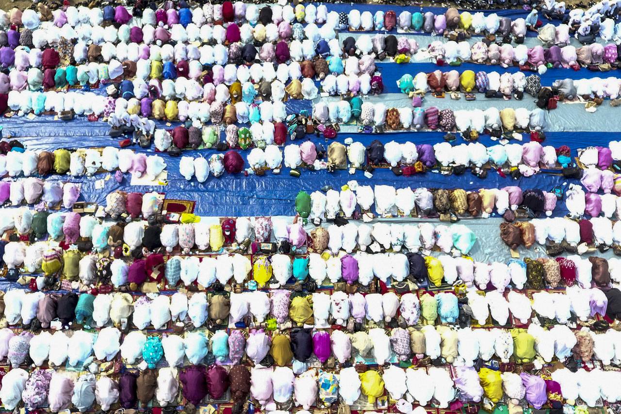 Ratusan Umat Muslim...