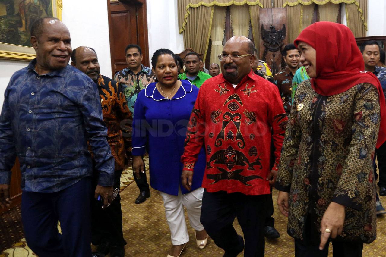 Gubernur Papua Lukas...