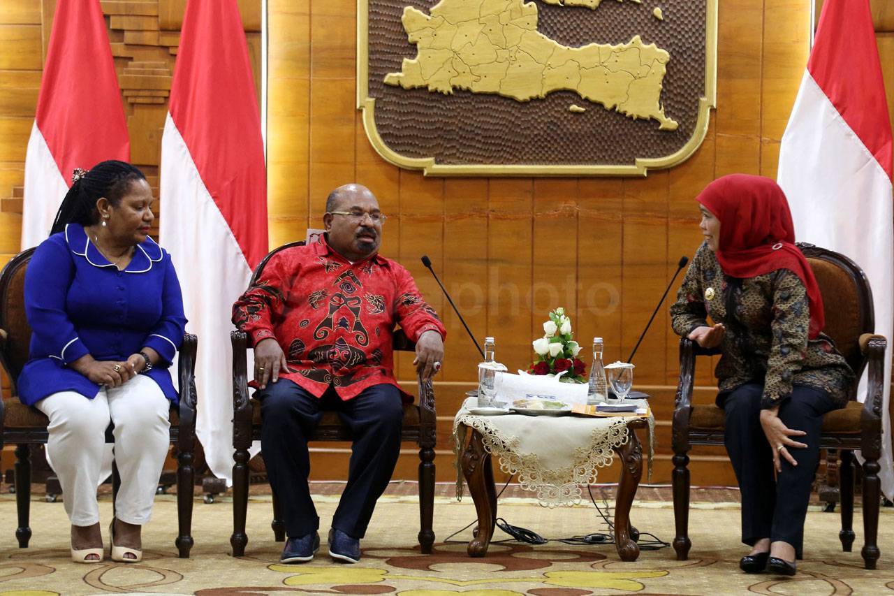 Gubernur Papua Lukas...