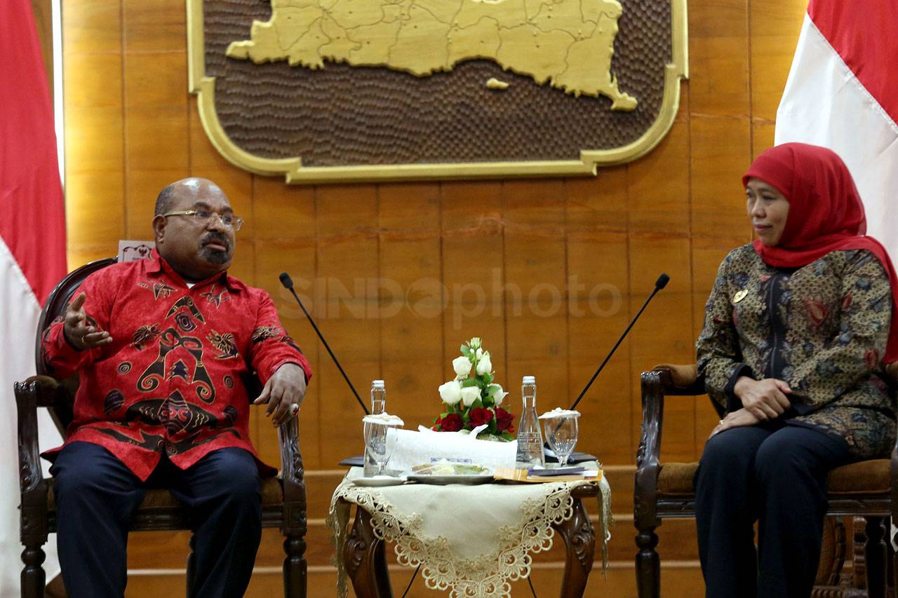 Gubernur Papua Lukas...