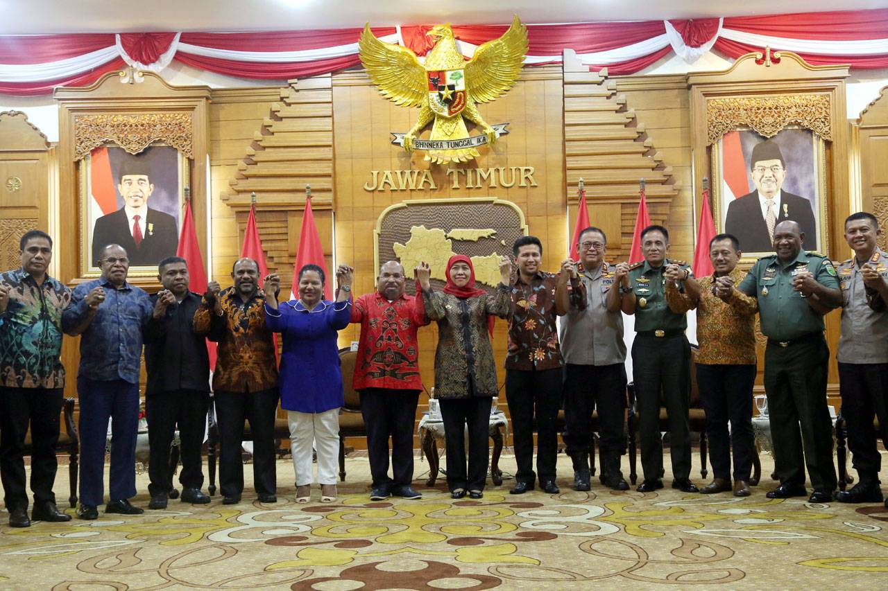 Gubernur Papua Lukas...