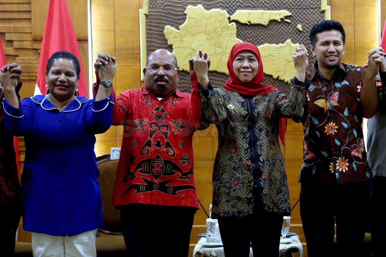 Gubernur Papua Lukas...