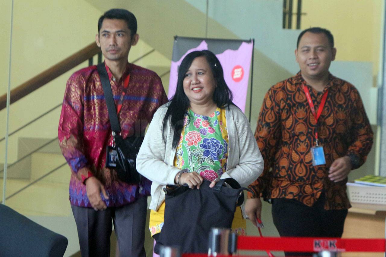 KPK Periksa Neneng Rahmi...