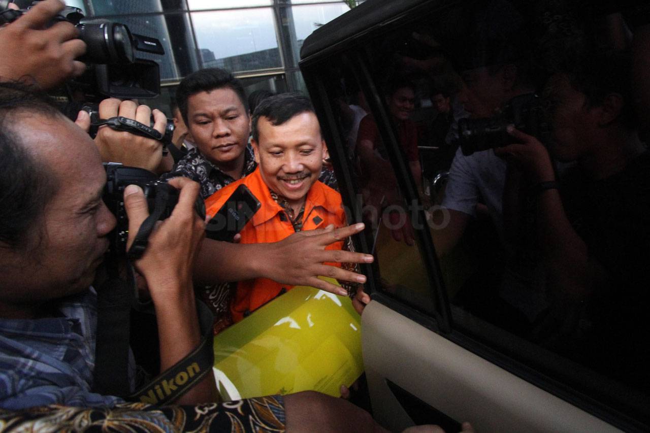 KPK Tahan Sekda Jawa...