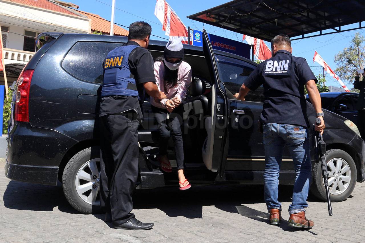 BNN Kota Surabaya Tangkap...