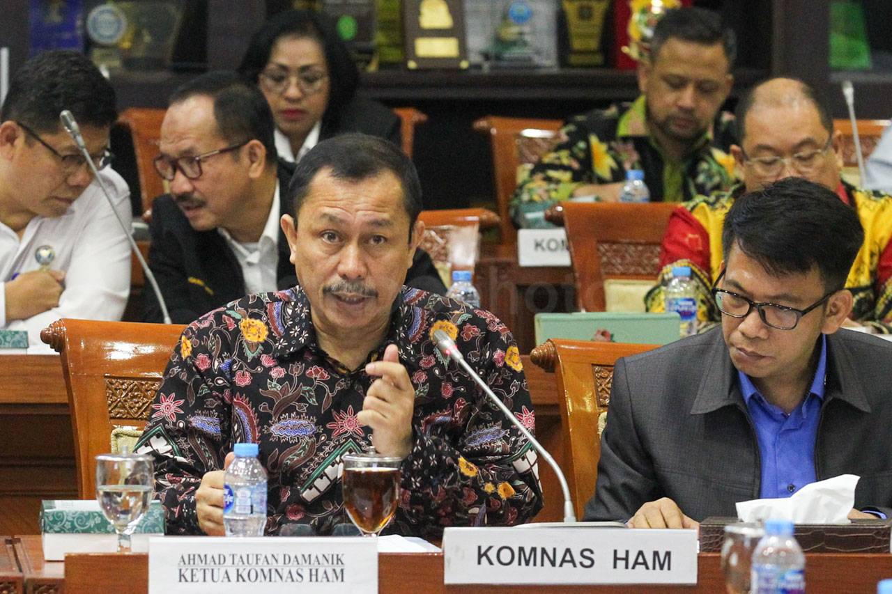 Komisi III Raker dengan...