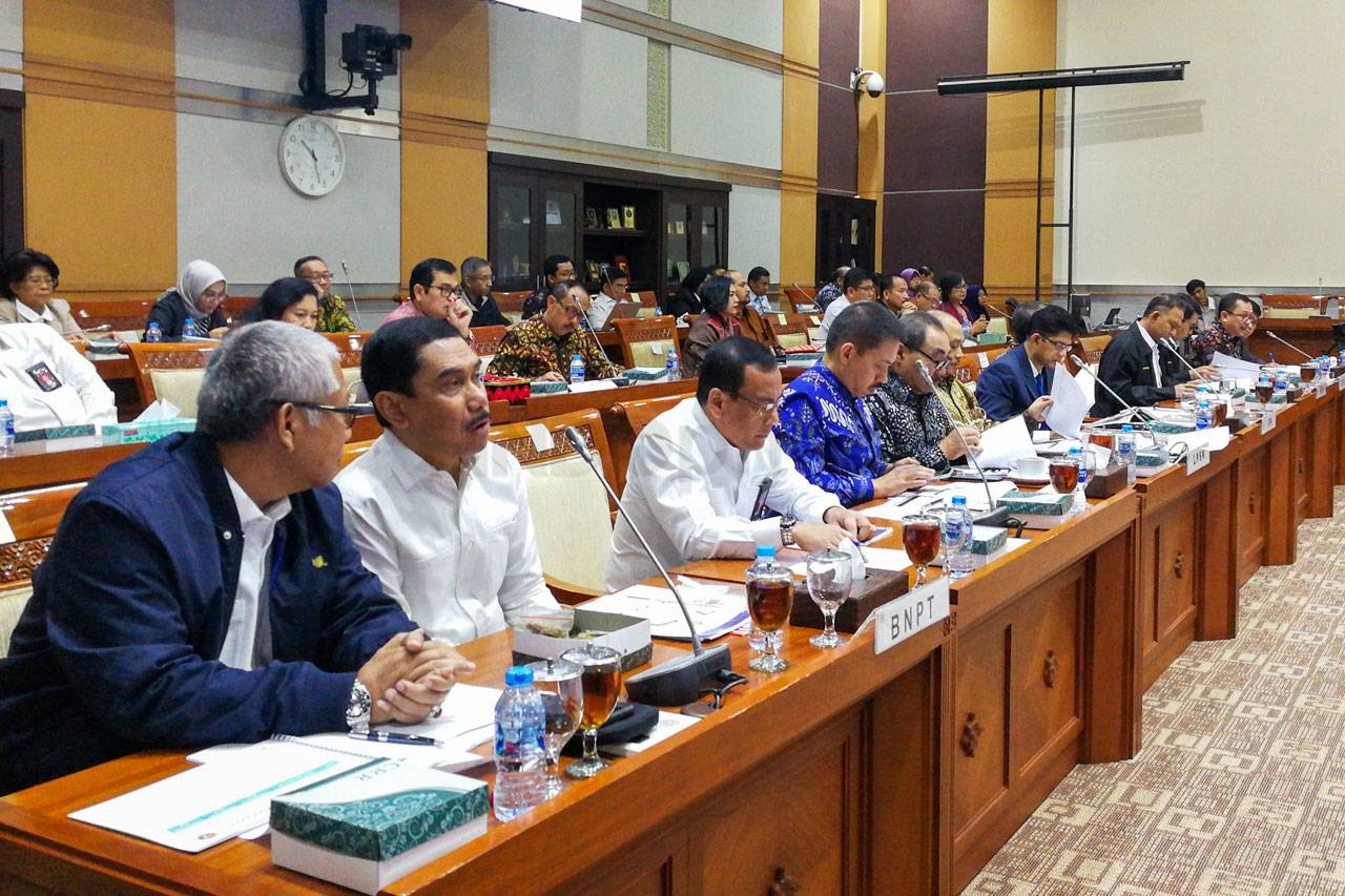 Komisi III Raker dengan...