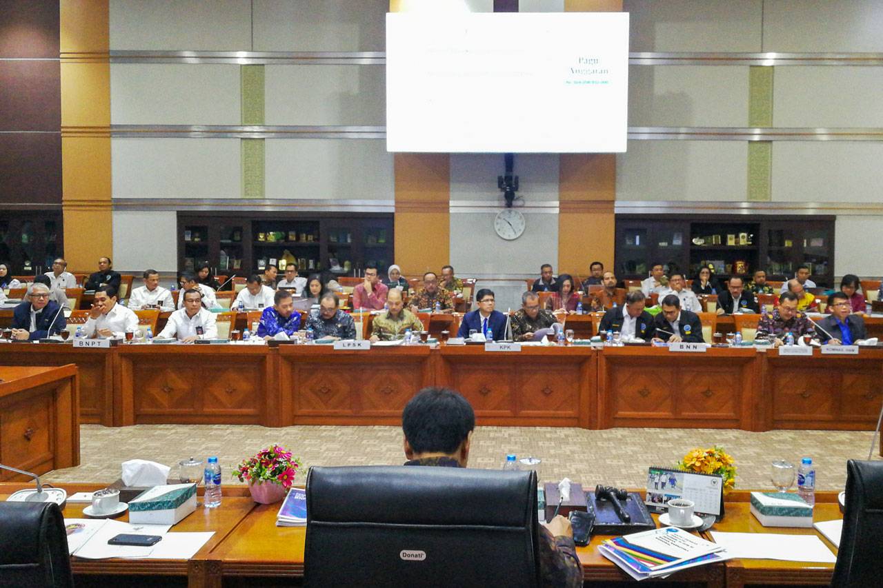 Komisi III Raker dengan...