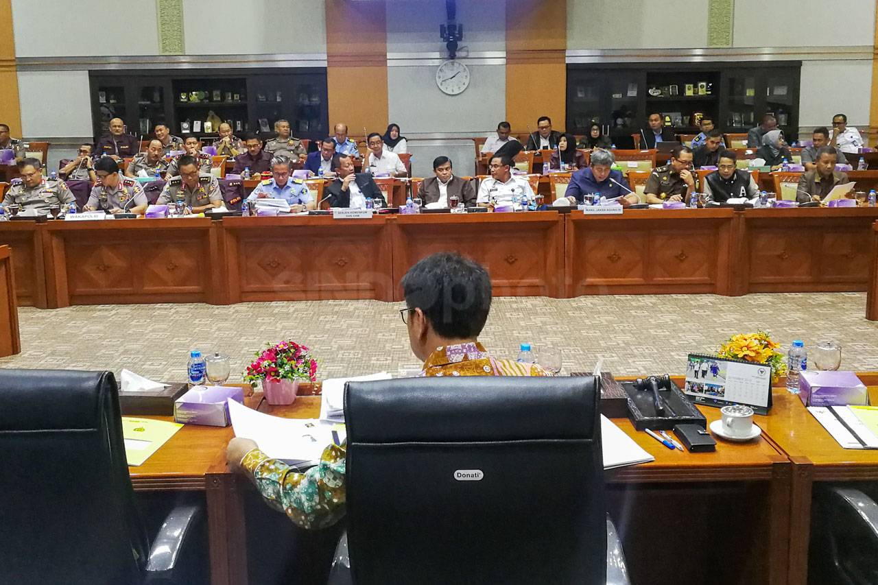 Komisi III Raker dengan...