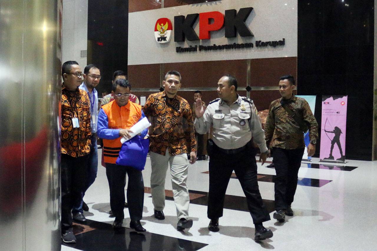 KPK Tahan Bupati Bengkayang...