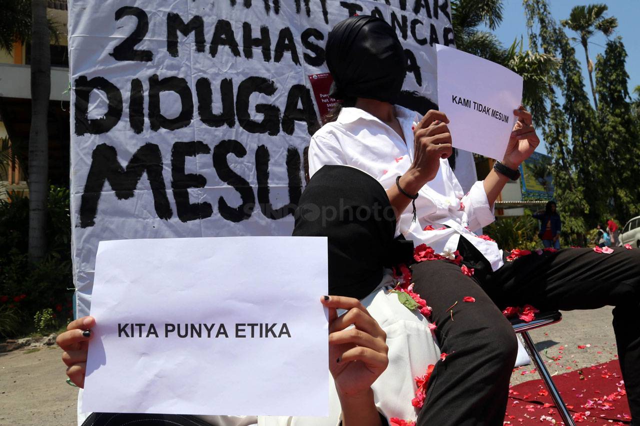 Mahasiswa Unitomo Tuntut...