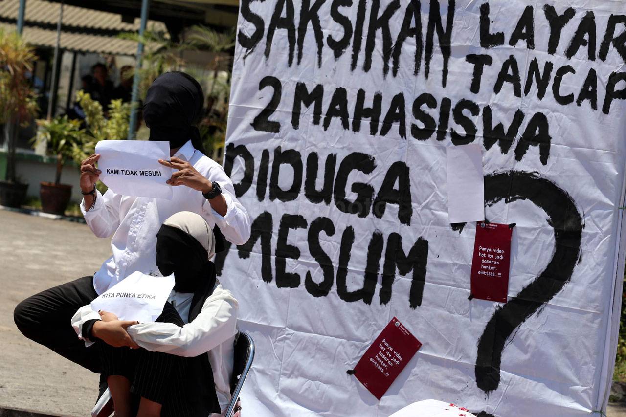 Mahasiswa Unitomo Tuntut...