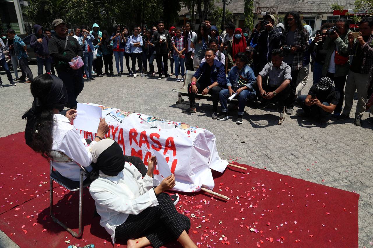 Mahasiswa Unitomo Tuntut...