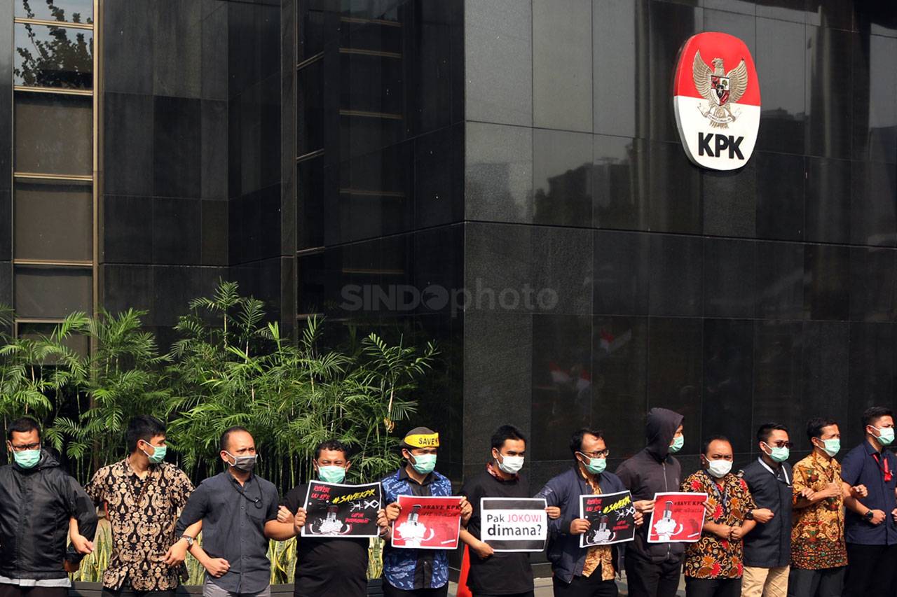 Pegawai KPK Gelar Aksi...