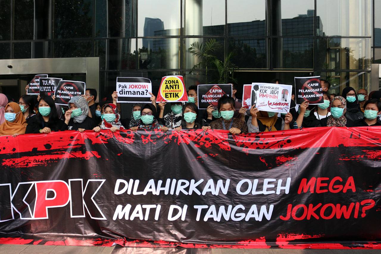 Pegawai KPK Gelar Aksi...