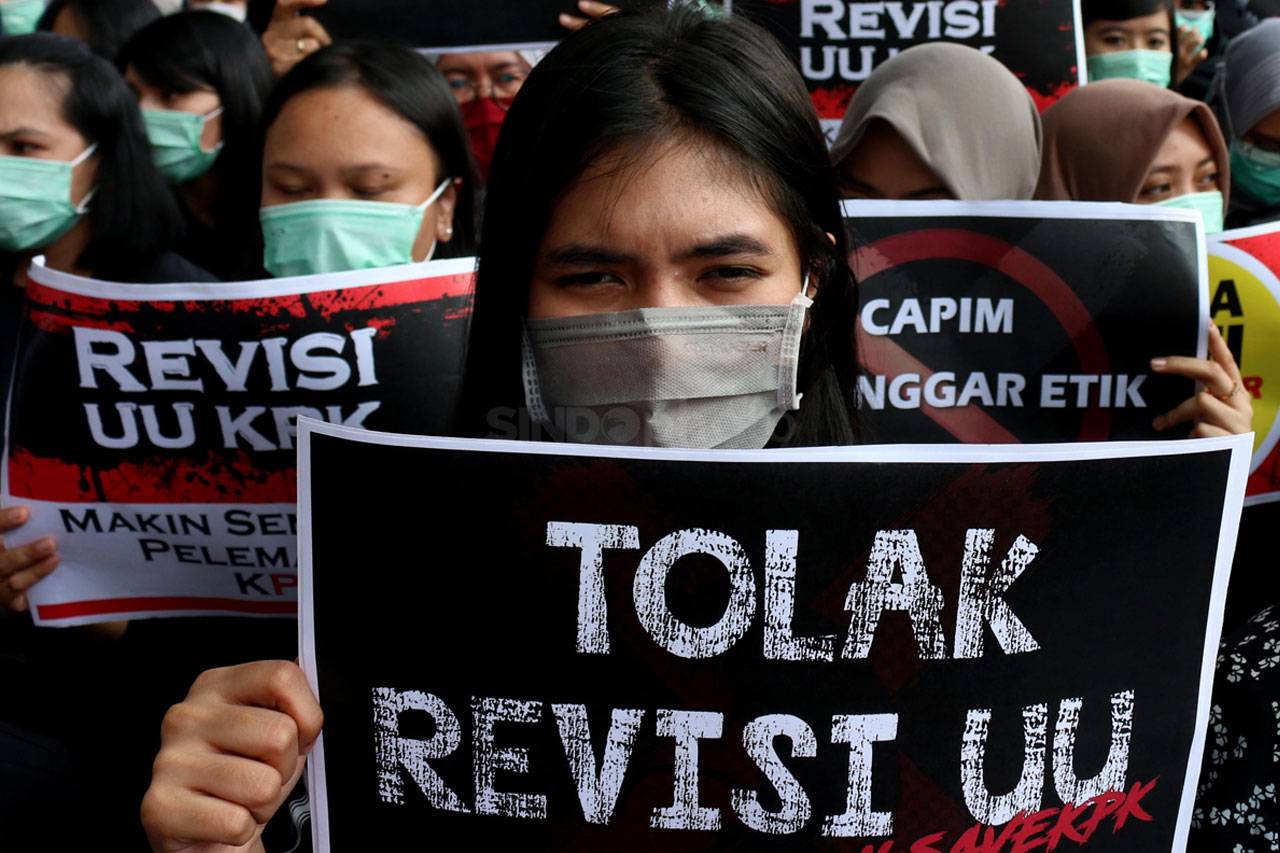 Pegawai KPK Gelar Aksi...