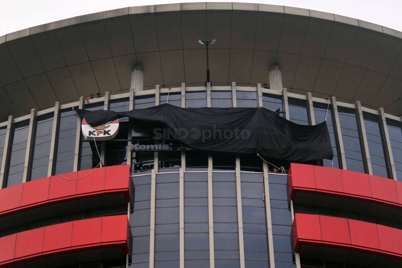 Pegawai KPK Gelar Aksi...