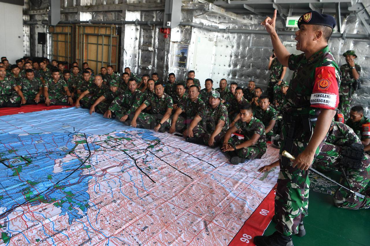 Kapal Perang dan Helikopter...