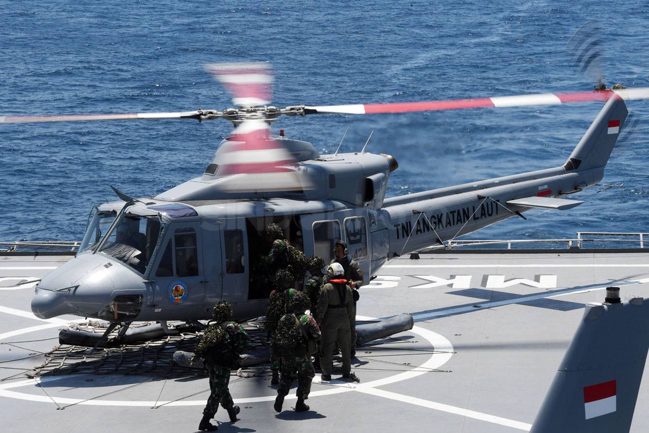 Kapal Perang dan Helikopter...