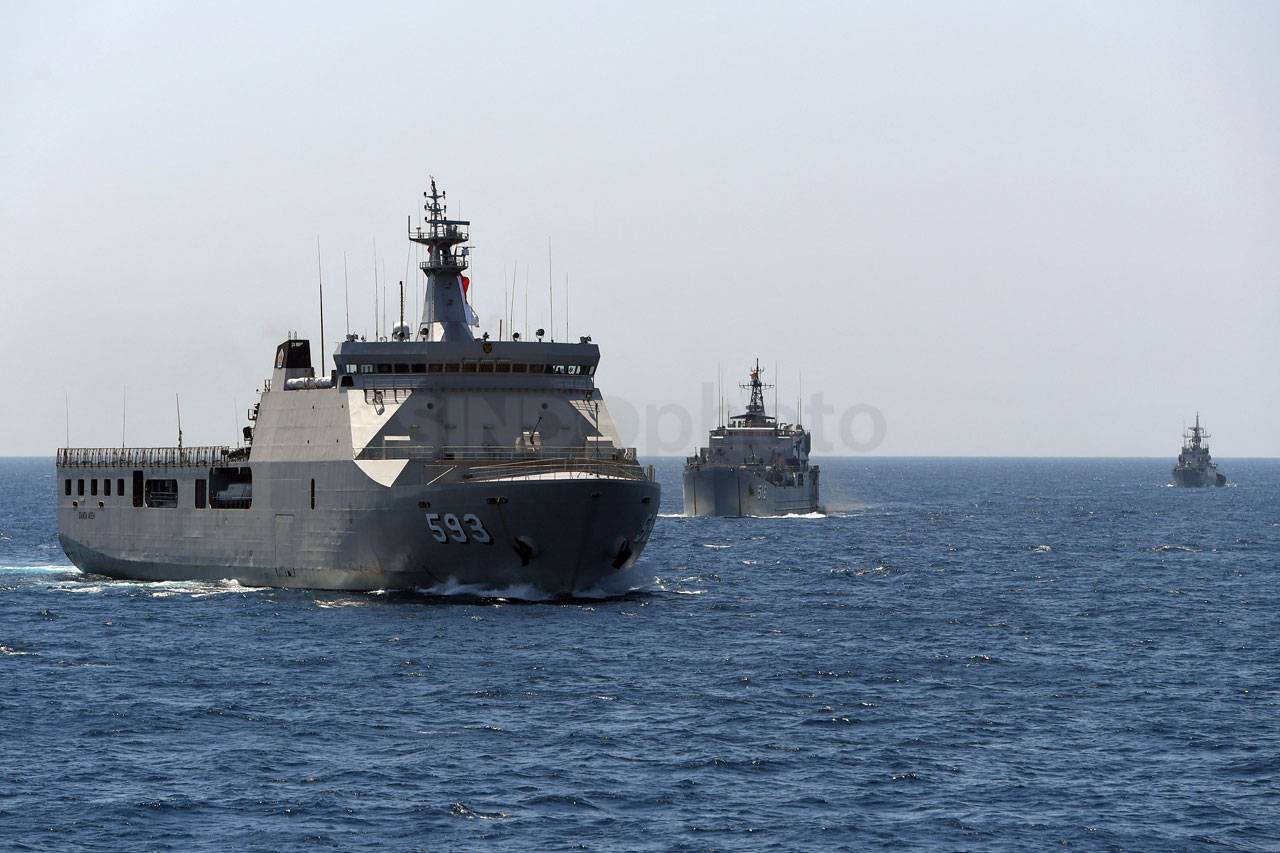 Kapal Perang dan Helikopter...