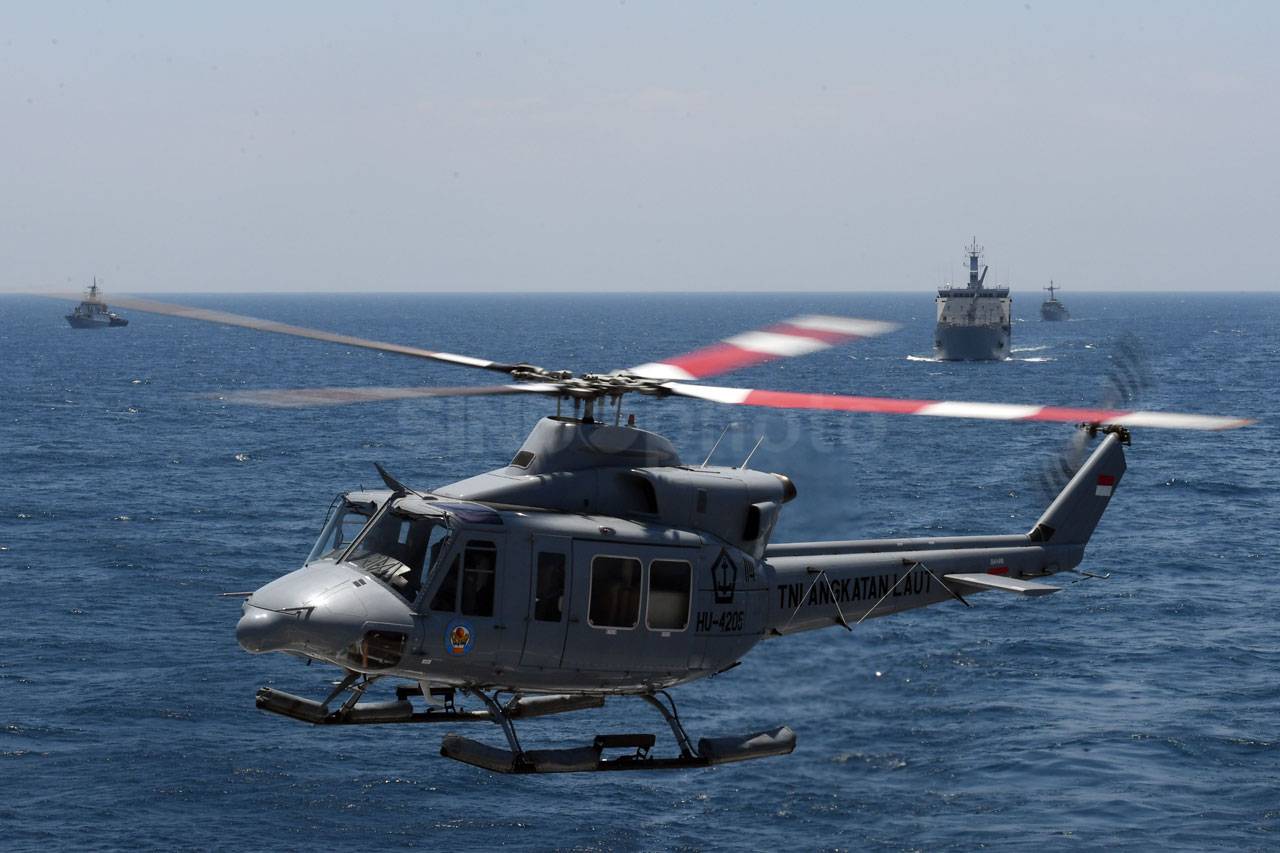 Kapal Perang dan Helikopter...