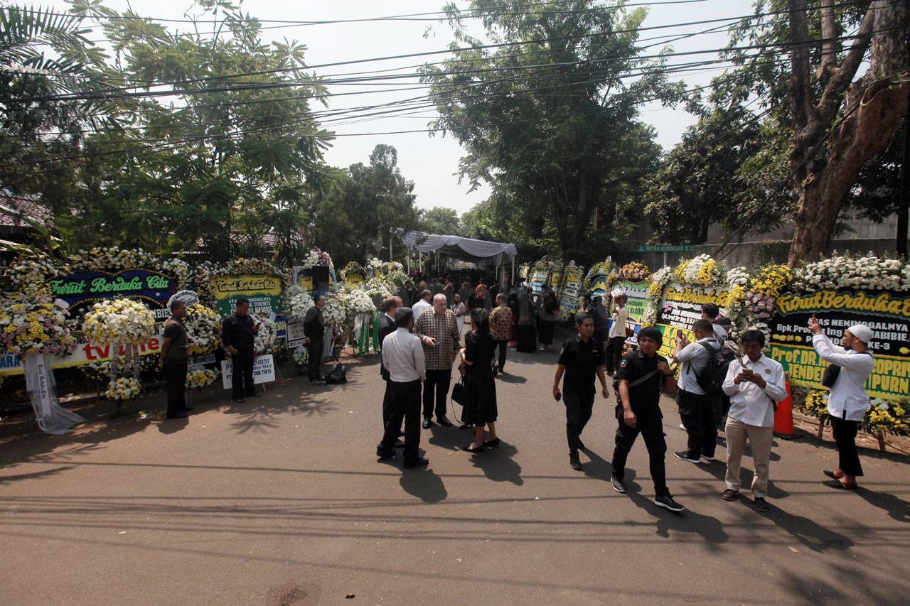 Ribuan Warga Melayat...