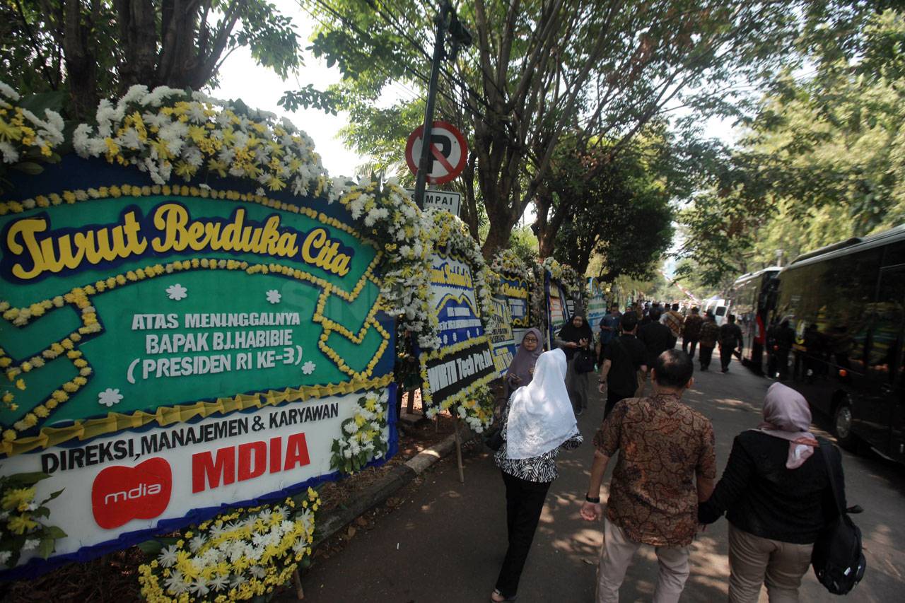 Ribuan Warga Melayat...
