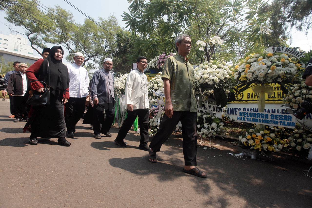 Ribuan Warga Melayat...