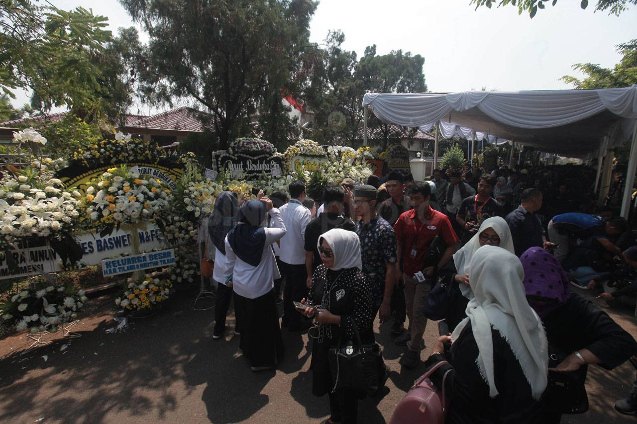 Ribuan Warga Melayat...