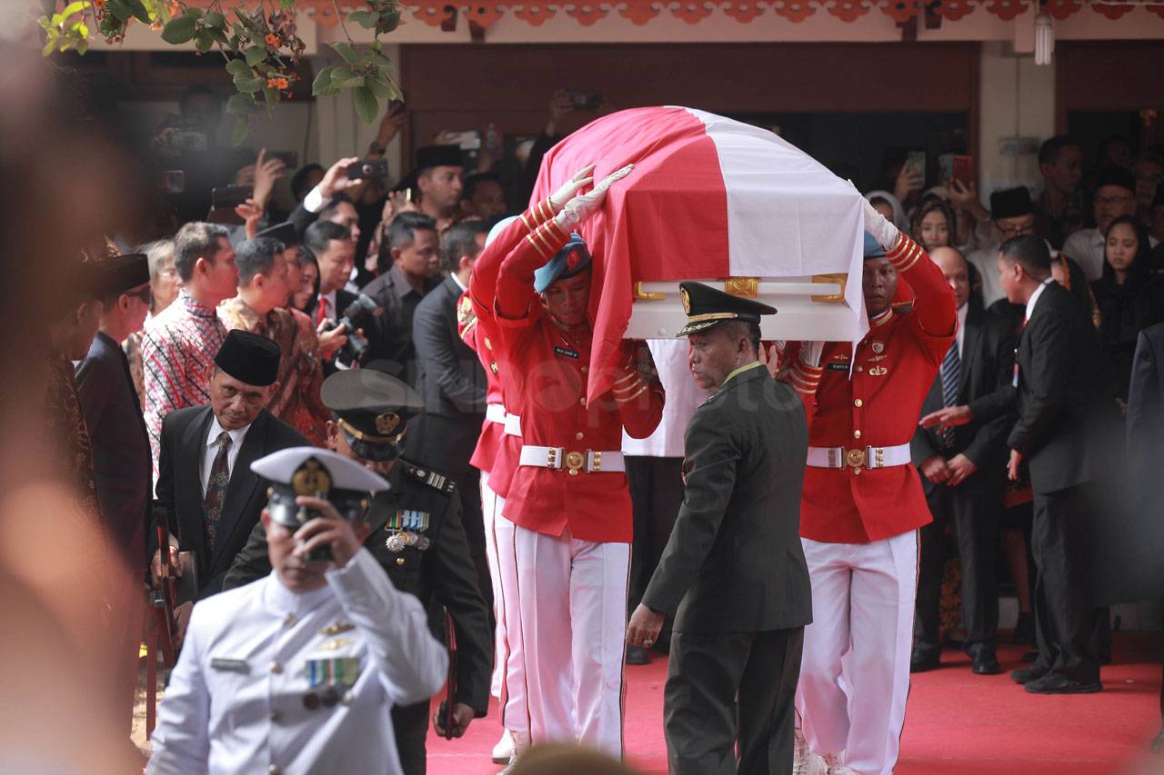 Jenazah BJ Habibie Diberangkatkan...