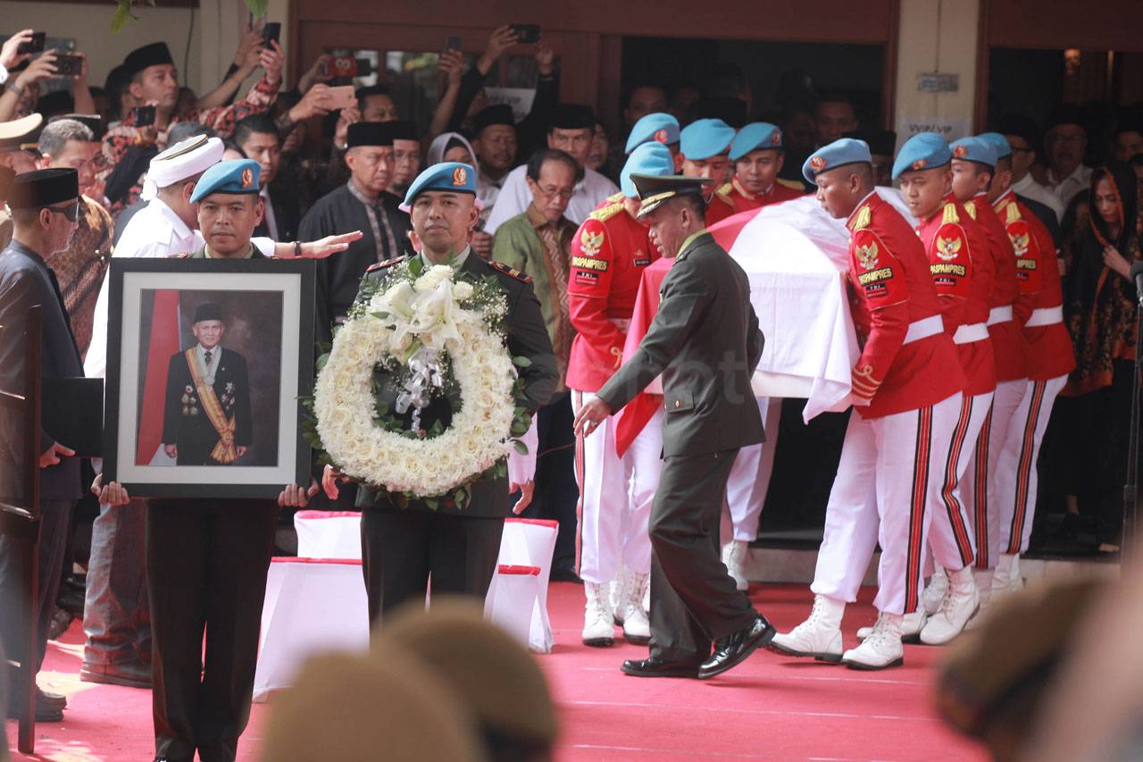 Jenazah BJ Habibie Diberangkatkan...