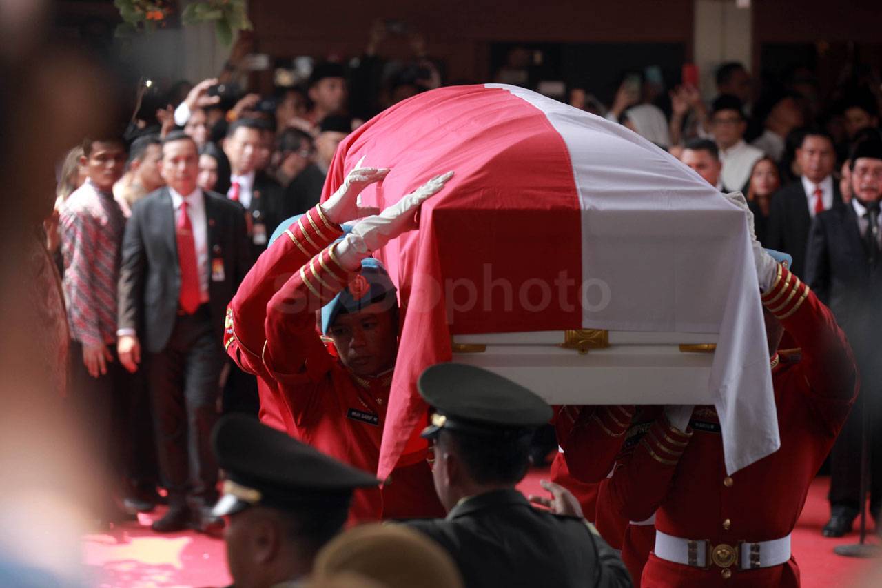 Jenazah BJ Habibie Diberangkatkan...