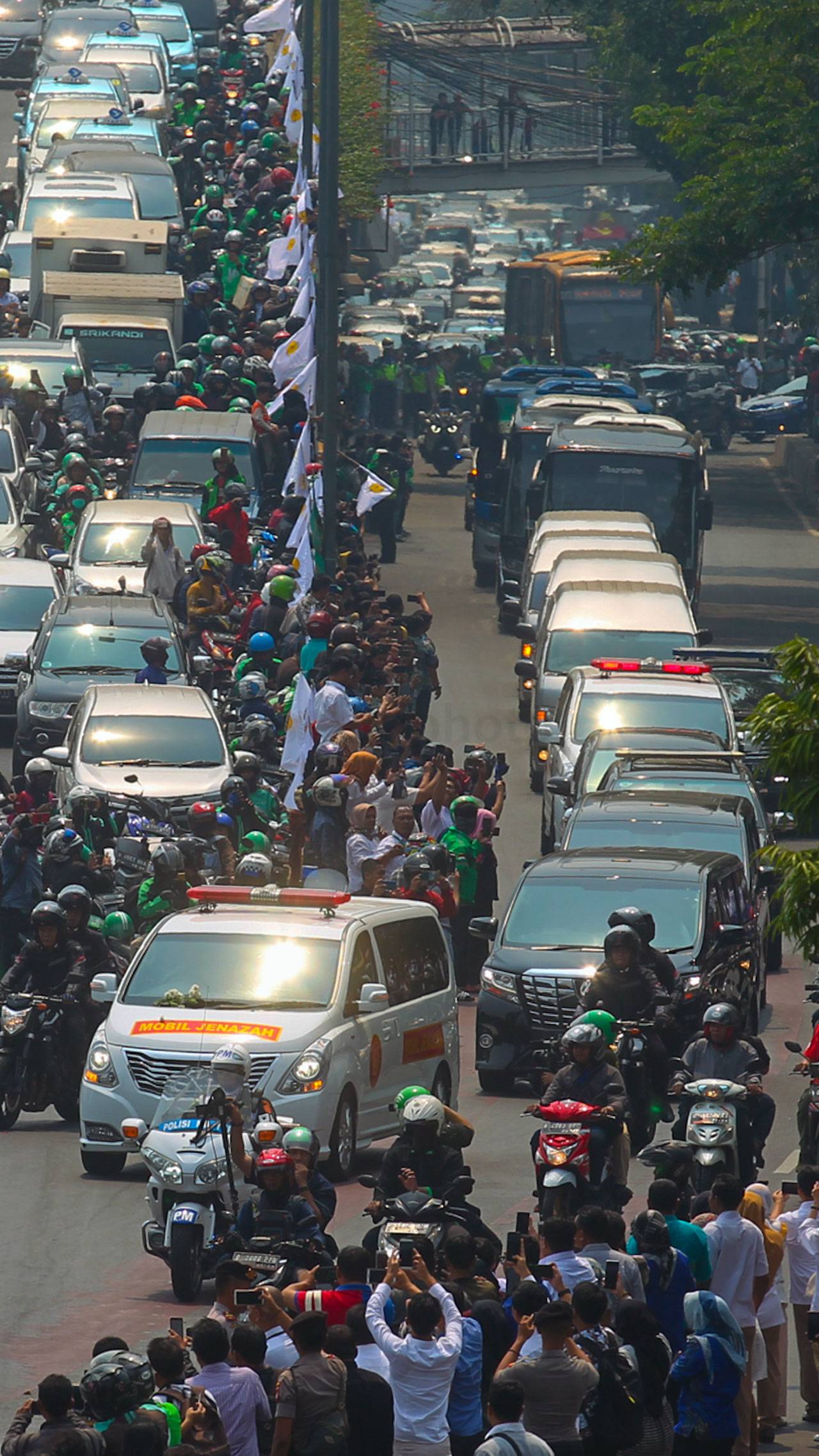 Warga Sambut Iring-iringan...