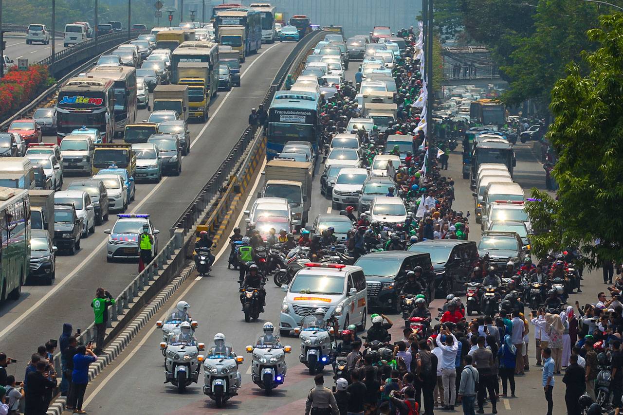 Warga Sambut Iring-iringan...