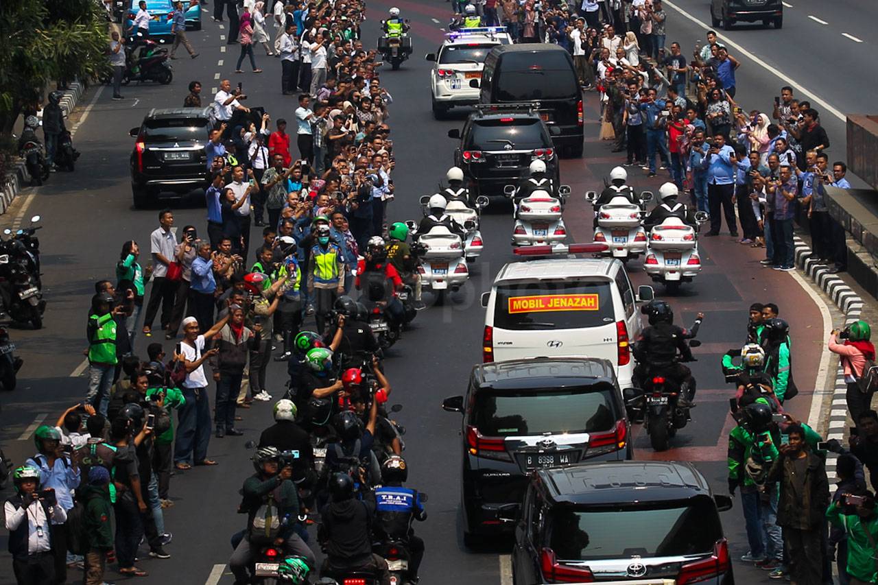 Warga Sambut Iring-iringan...