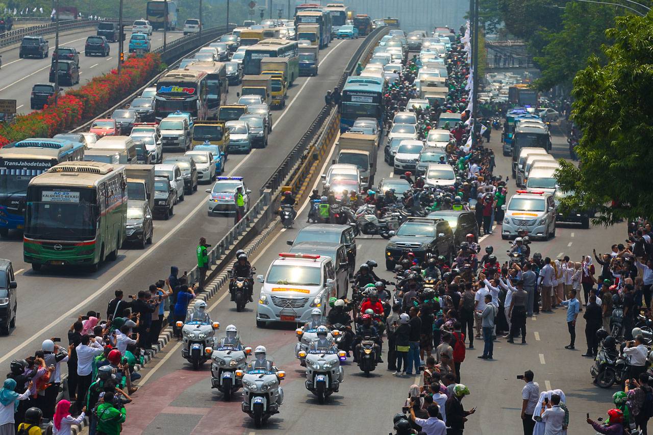 Warga Sambut Iring-iringan...