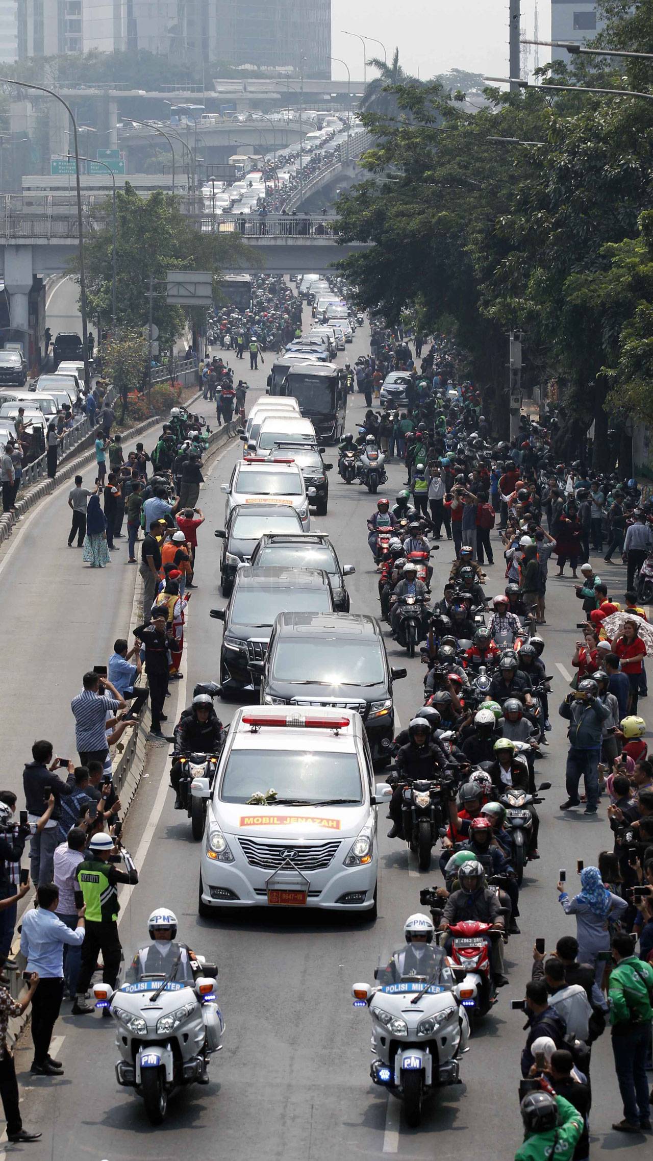 Iring-iringan Mobil...
