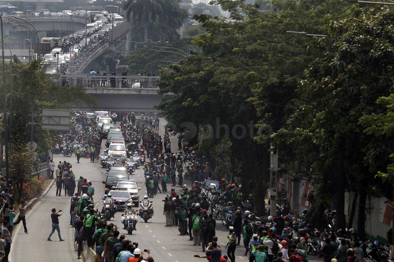Iring-iringan Mobil...