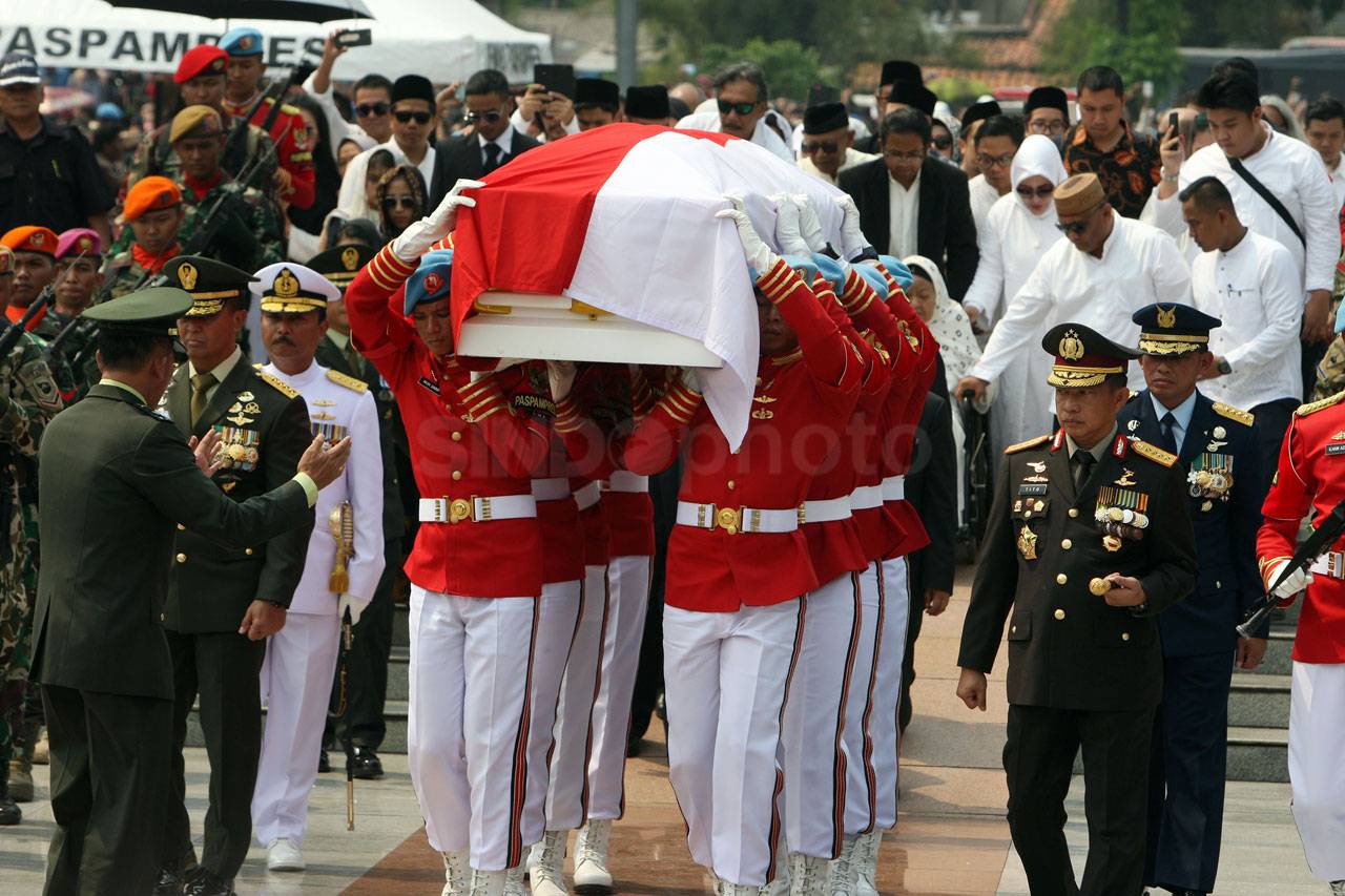 BJ Habibie Dimakamkan...